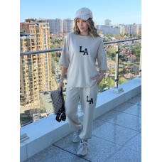 Жіночий легкий спортивний костюм з футболкою бежевого кольору