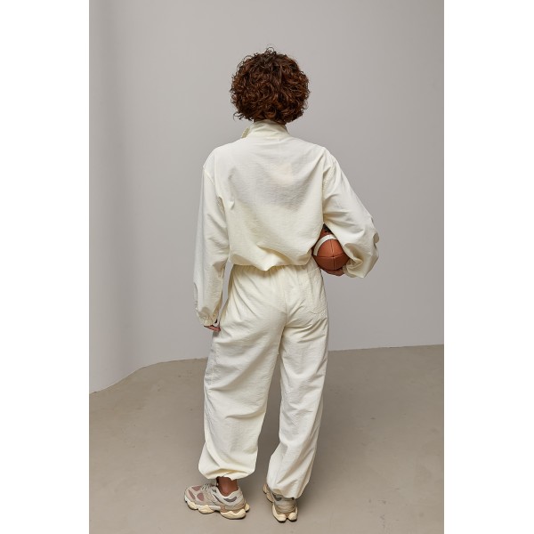 Костюм женский спортивный из плащевки свободный молочный Lurex