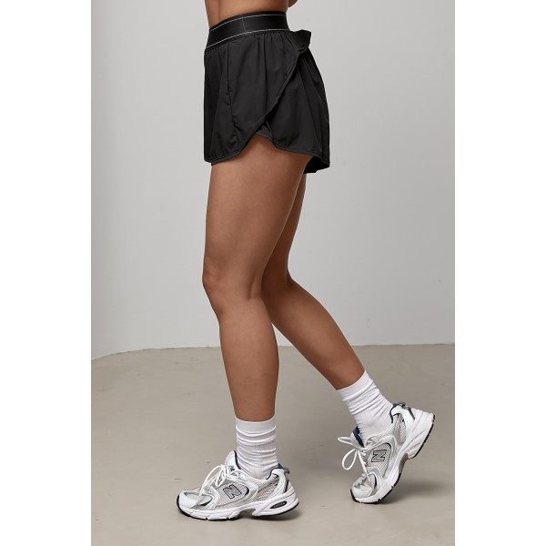 Легкие спортивные шорты черного цвета Lurex