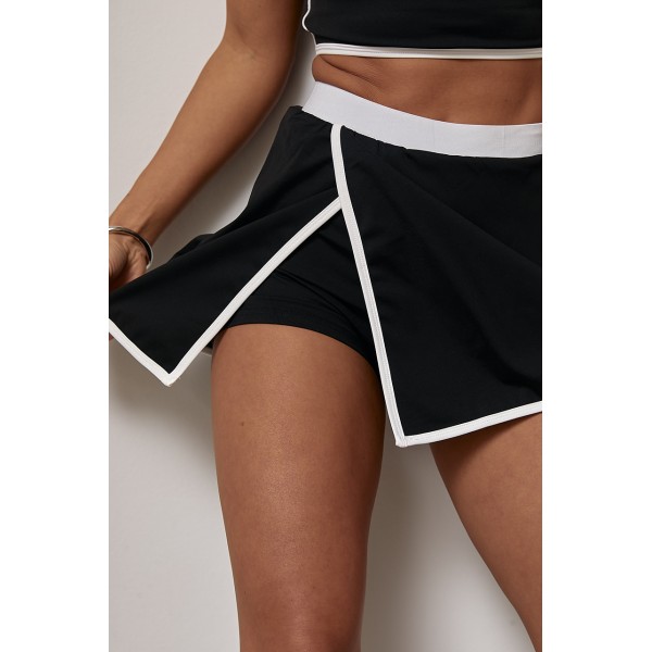 Спортивный костюм женский с топом и юбкой-шортами Lurex