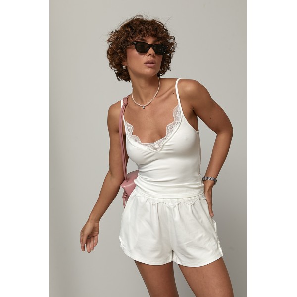 Костюм женский трикотажный с шортами белый Lurex