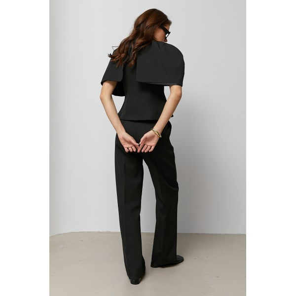 Костюм-тройка женский костюмный с кейпом черный Lurex