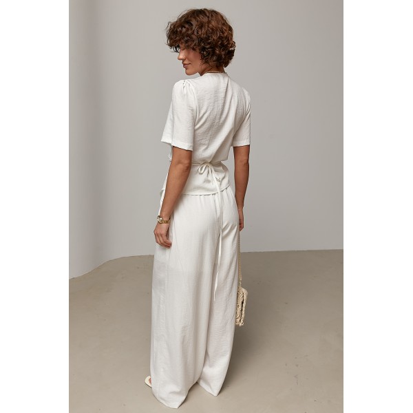 Костюм женский летний с запахом из трикотажа белый Lurex