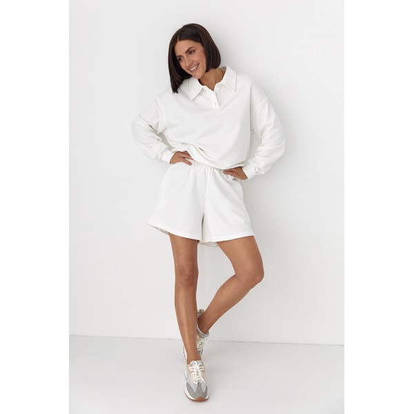 Костюм женский хлопковый с шортами и свитшотом поло молочный Lurex